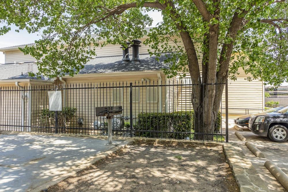 Hometowne Studios By Red Roof Dallas - North Addison - Tollway Eksteriør billede